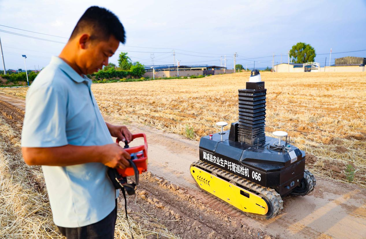 行駛在田間的智能農機設備。
