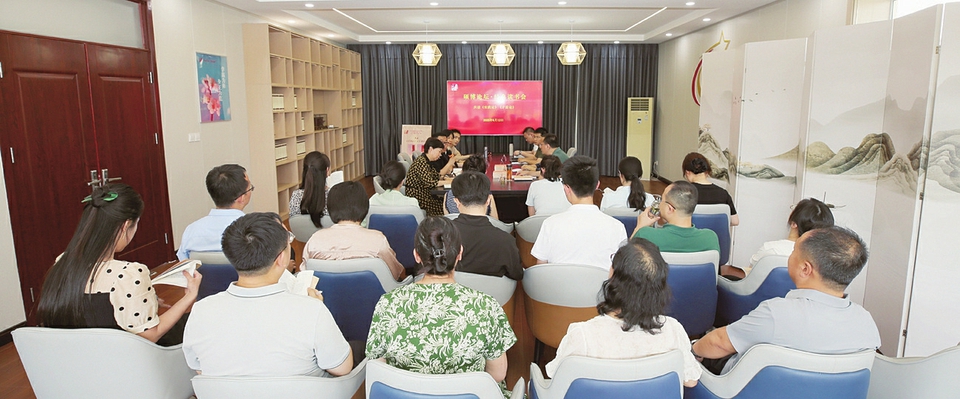 山西省委黨校青年教師正在研讀經典。王艷 攝