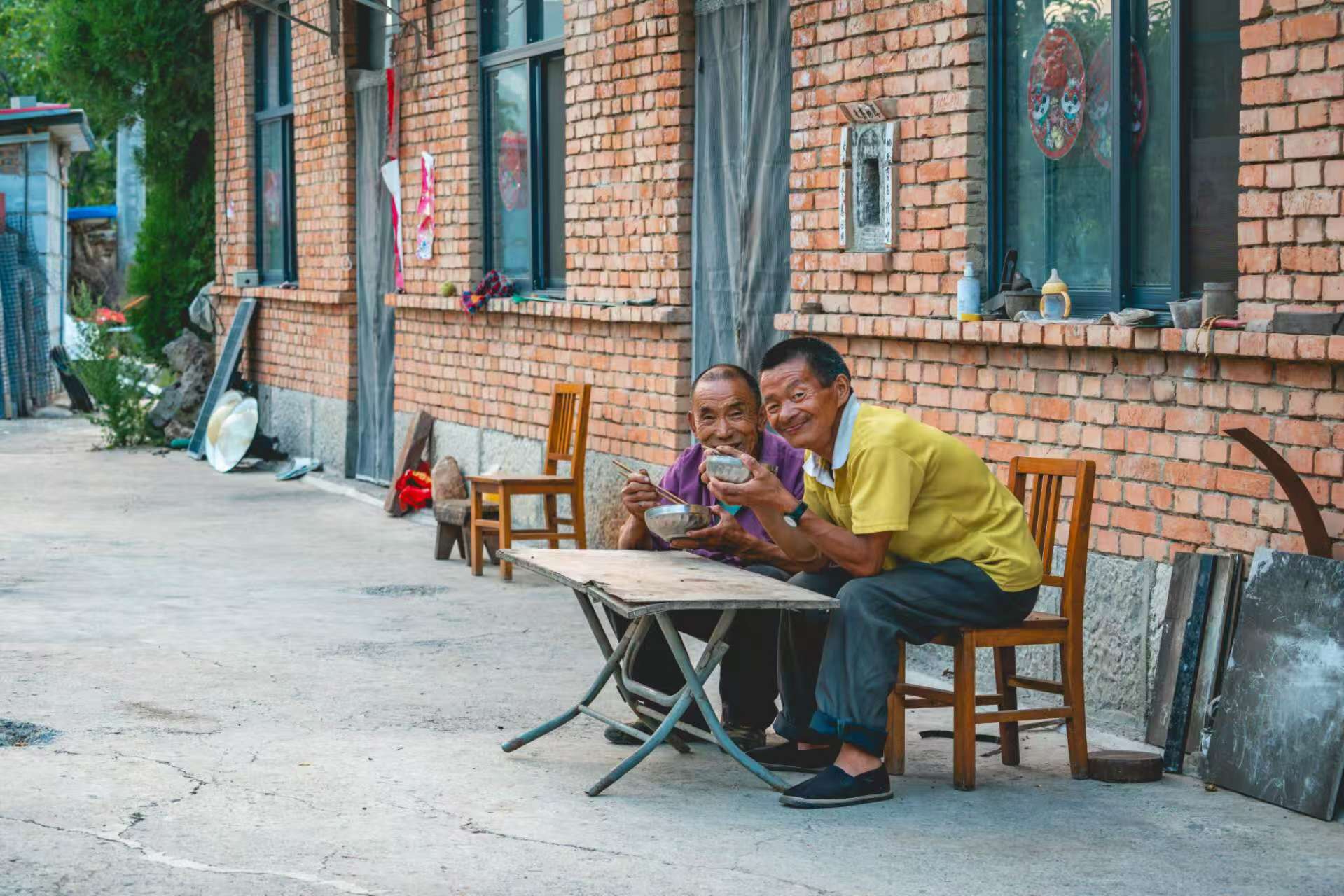 元有才做好晚飯后和秦海松一起吃。