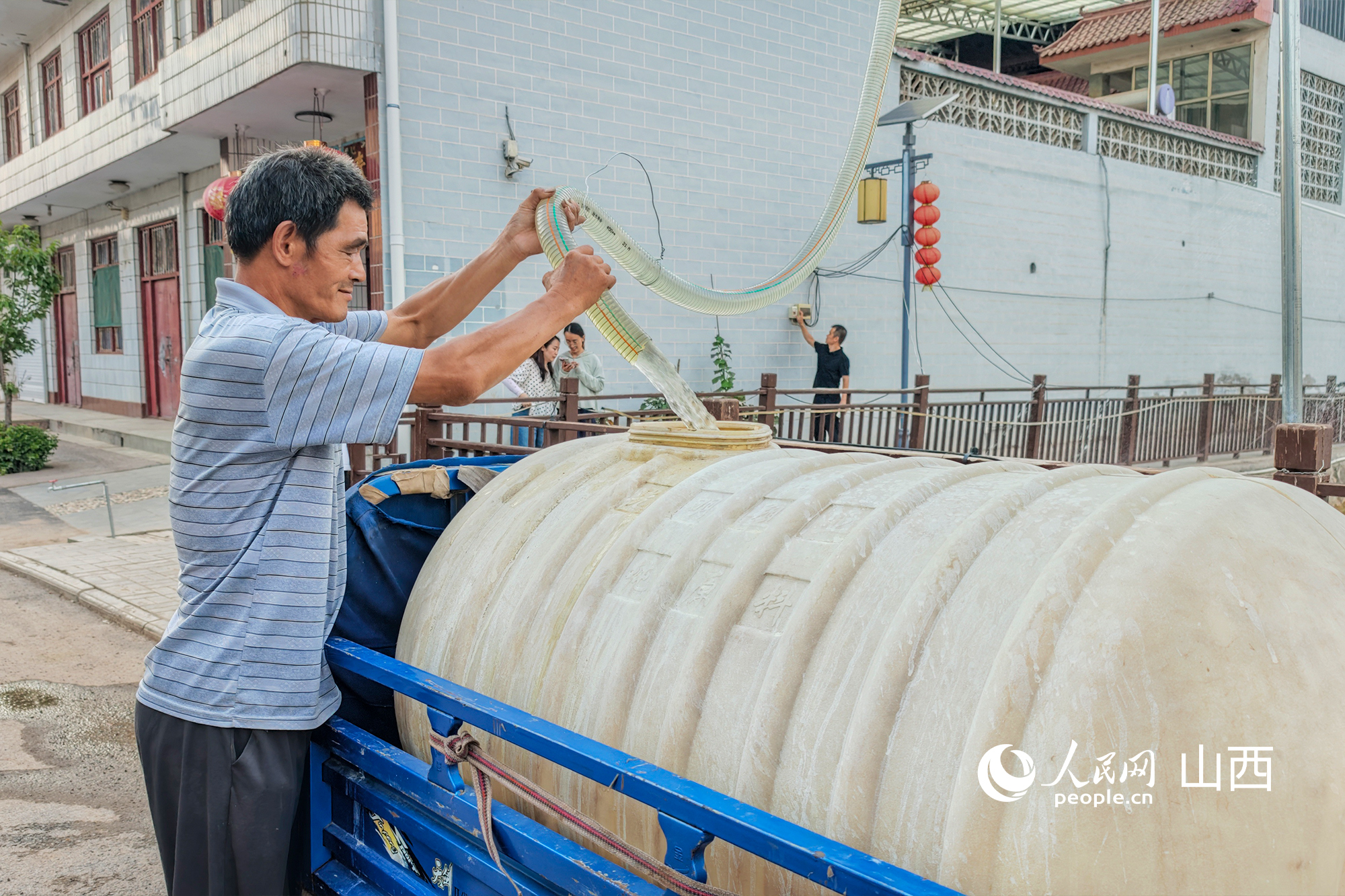 山西省運城市新絳縣萬安村，村民正在從水塘中取用經過處理的中水。人民網記者 焦搏文攝