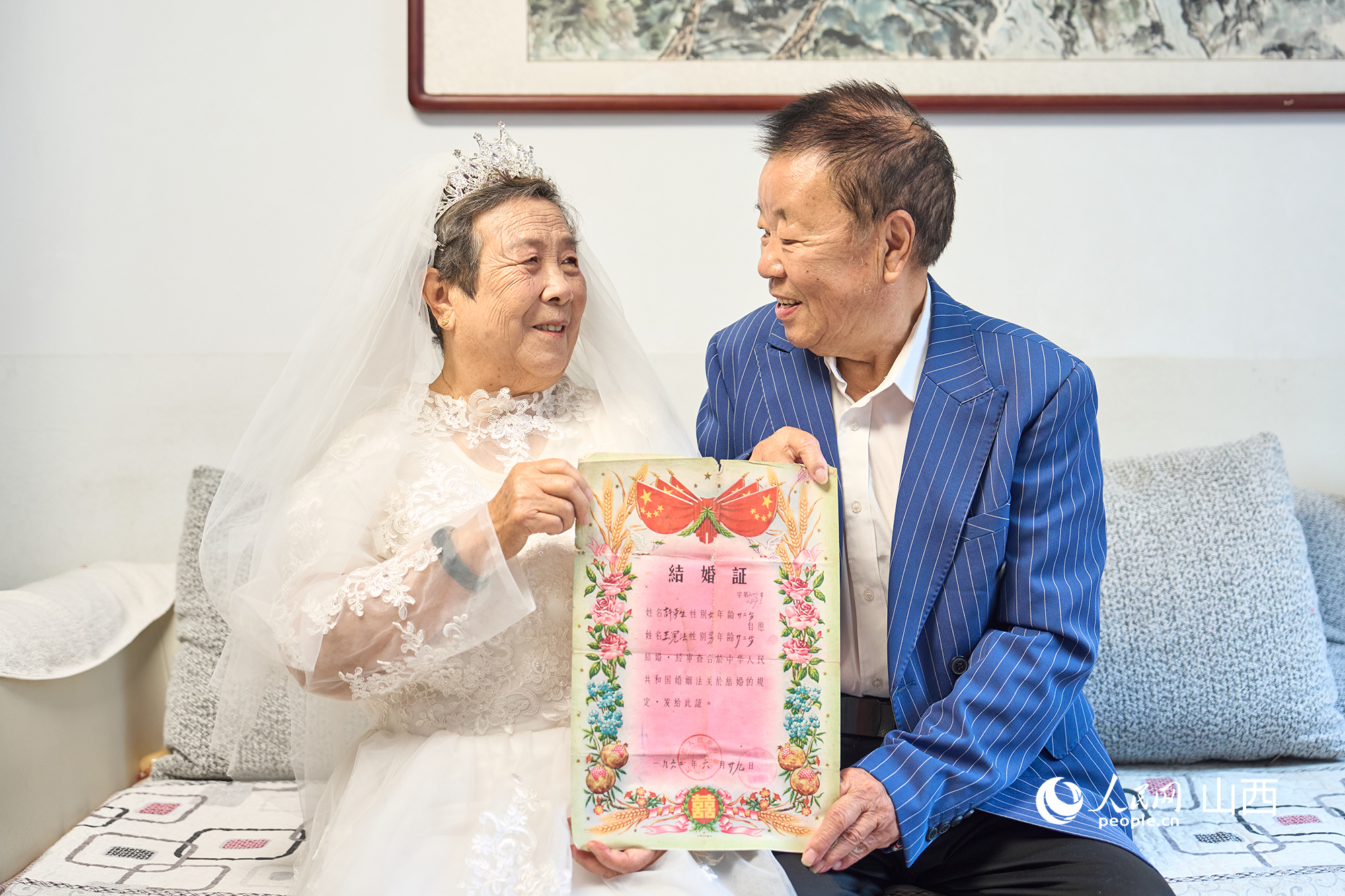 王憲法和許榮生老人婚紗照拍攝現場。人民網 張超寧攝