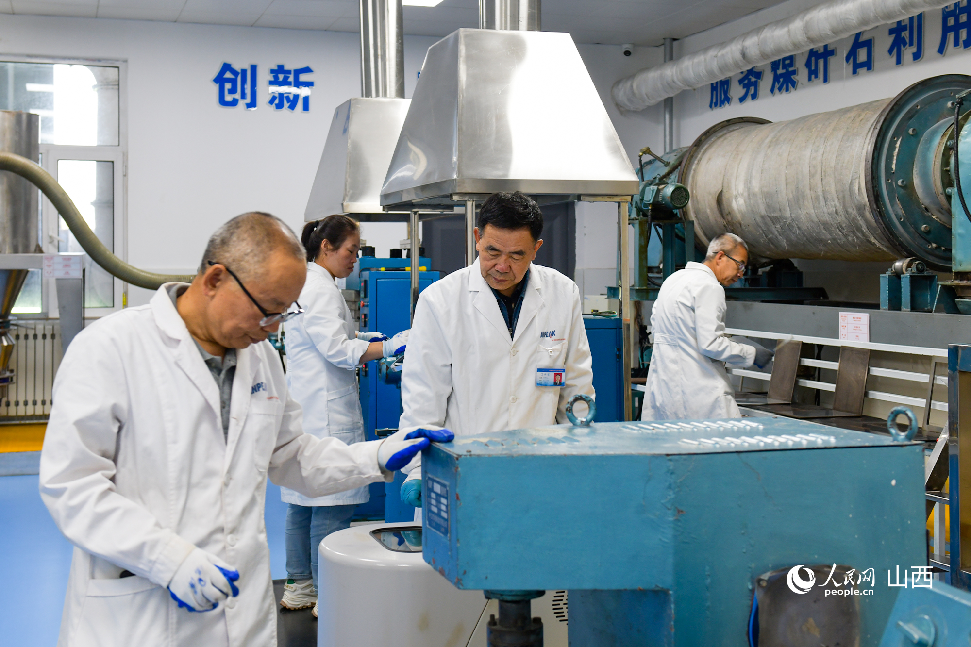 科研人員進行煤矸石轉化研究。人民網記者 焦搏文攝