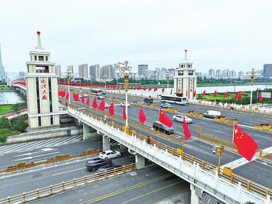 迎澤大橋飄起中國紅