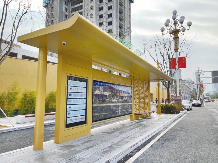 公交站臺煥然一新。