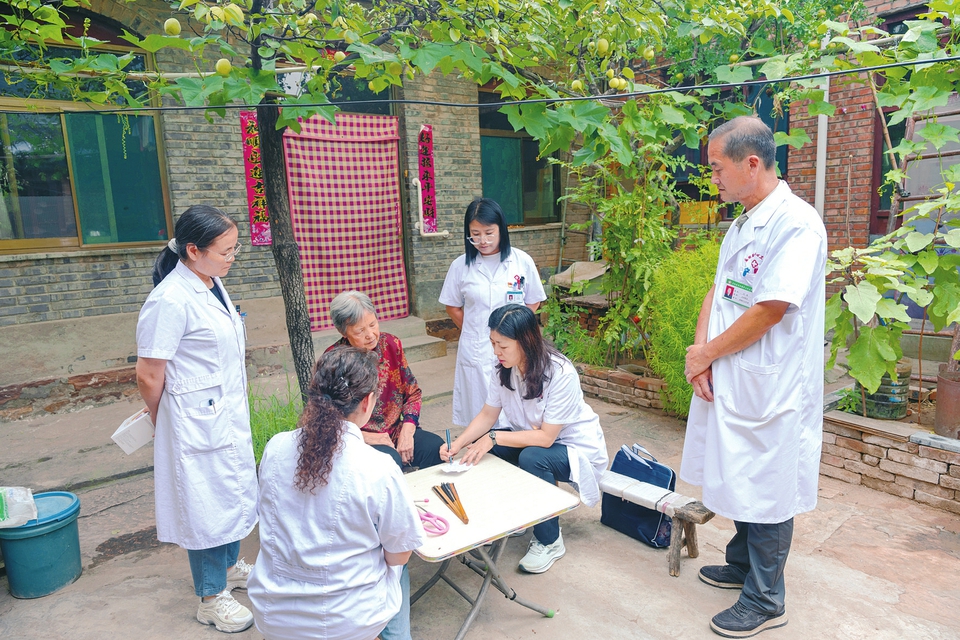 省級專家帶領團隊下鄉入戶義診。陳星宇攝
